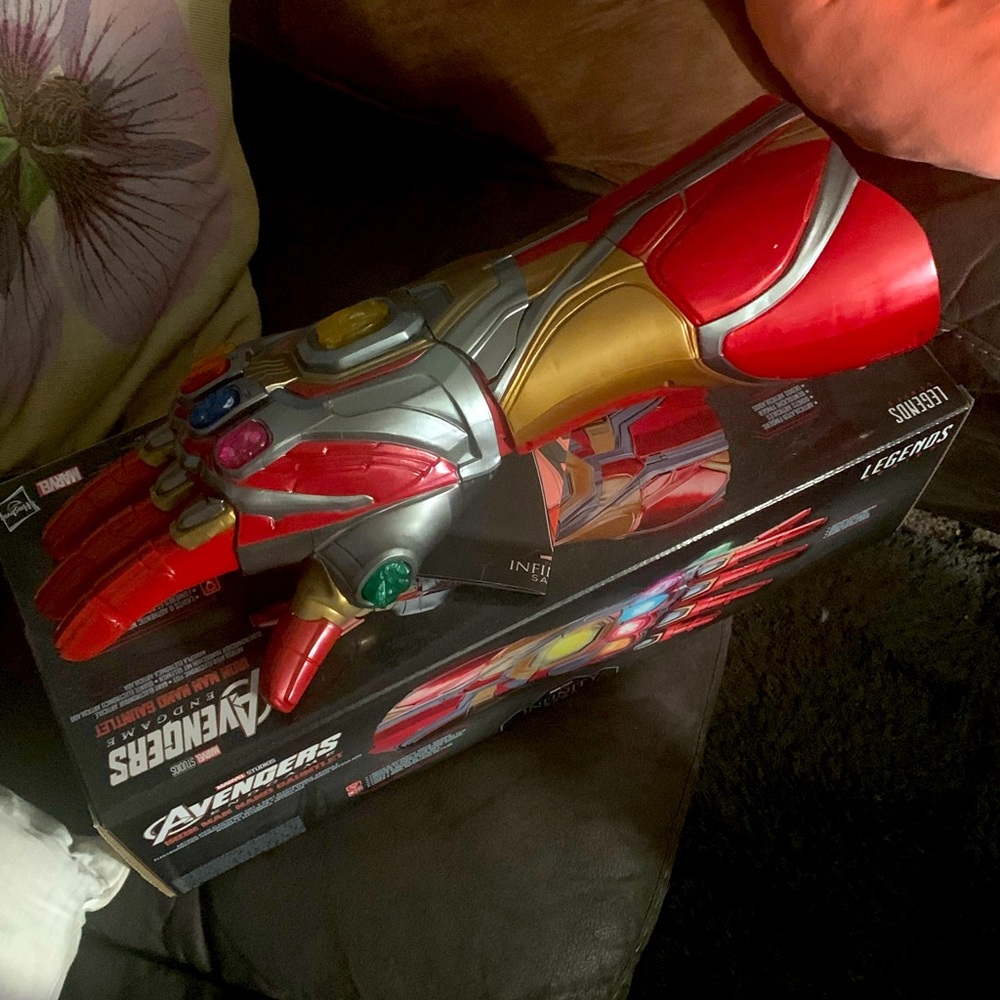 Iron Man gauntlet. EUC. Batteries included